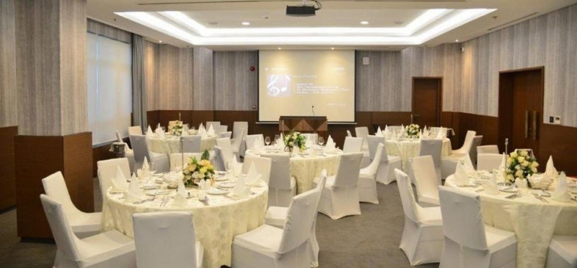 Room In Lodge - The Envoy Hotel And Suites Abuja Eksteriør billede