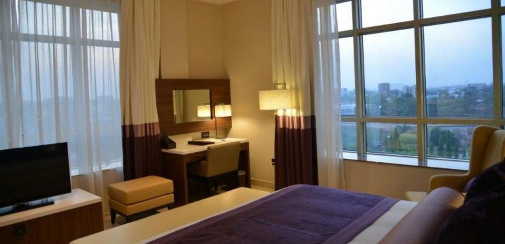 Room In Lodge - The Envoy Hotel And Suites Abuja Eksteriør billede